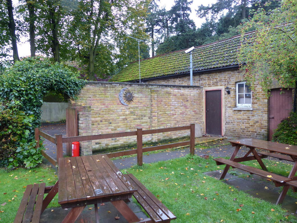 The Sun Inn Englefield Green Dış mekan fotoğraf