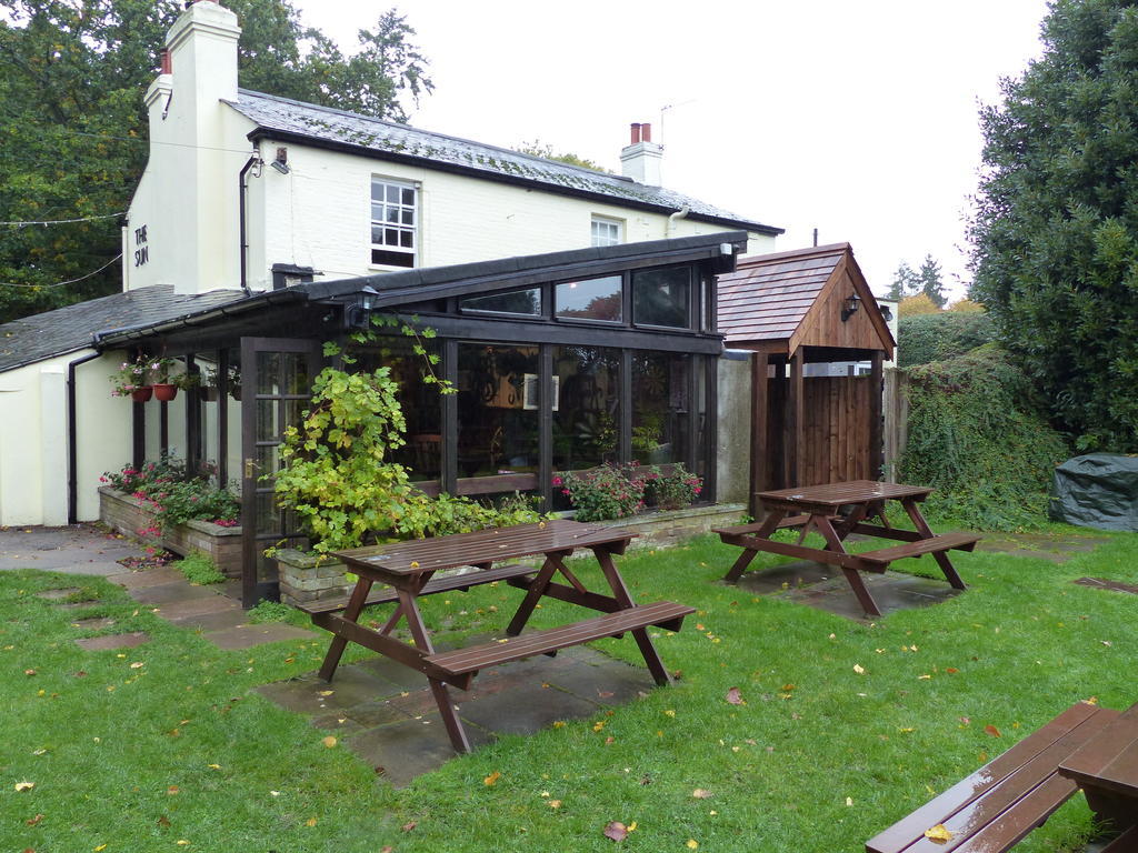The Sun Inn Englefield Green Dış mekan fotoğraf