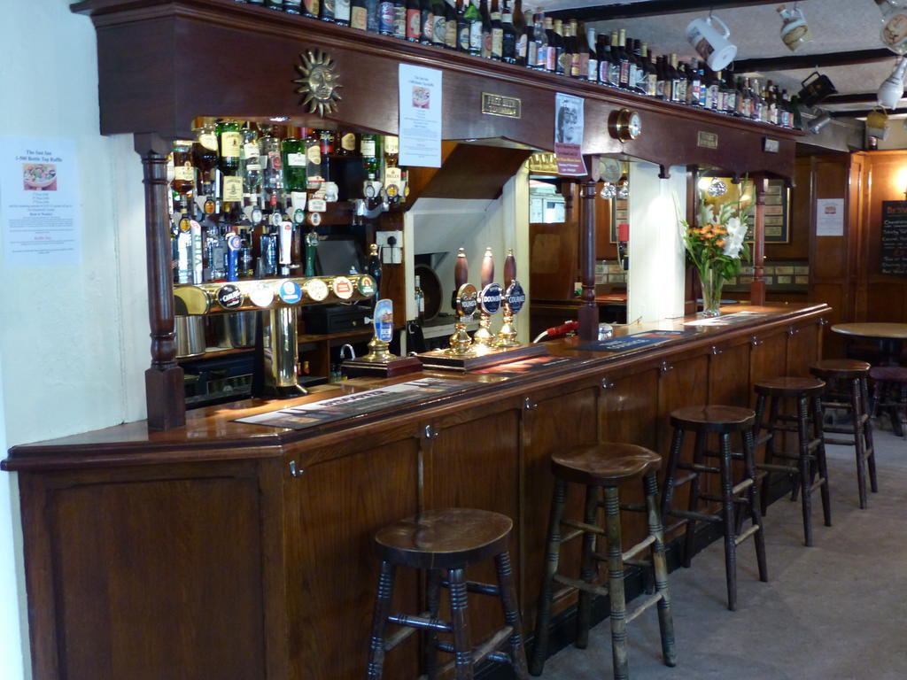 The Sun Inn Englefield Green Dış mekan fotoğraf
