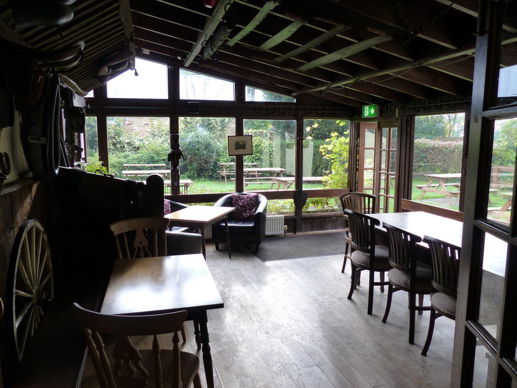 The Sun Inn Englefield Green Dış mekan fotoğraf