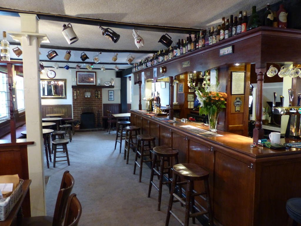 The Sun Inn Englefield Green Dış mekan fotoğraf